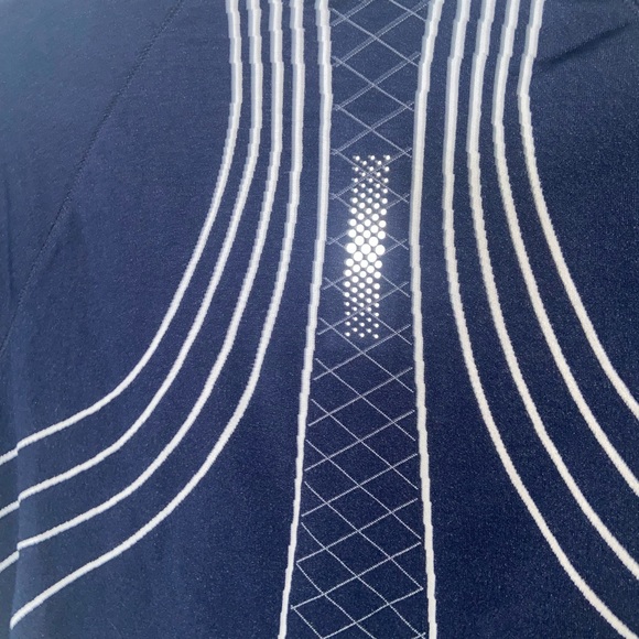 Athleta Finish Fast Line Tee Top Navy Blue 
Size Medium - Picture 7 of 11